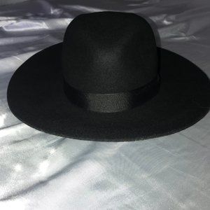 Wide rimmed hat